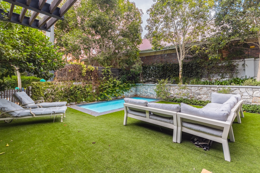 2 Bedroom Property for Sale in Sea Point Western Cape